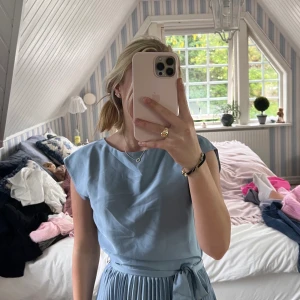 Klänning  - Jätte fin blå klänning från HM som aldrig är använd, pris lappen sitter kvar.