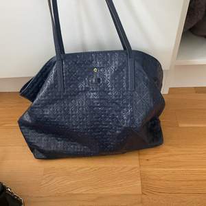 Mörkblå Marlene Birger väska, så fin! Lite fläckar inuti men inget som syns om man inte öppnar den, frakt ingår🧡