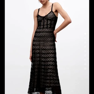 Zara Stickad korsettklänning med pointelle  - Svart klänning från zara som är helt slutsåld i storlek S. Så himla fin perfekt till sommaren. 