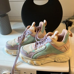 Buffalo skor - Pastellfärgade buffaloskor i storlek 37. använda fåtal gånger! som nya i skicket! säljes pga används ej, köpare står för frakt