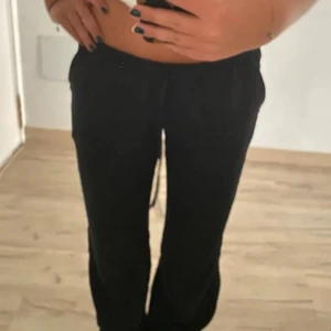 Svarta Linnebyxor - Jag säljer dessa väldigt populära linnebyxor som är HELT slutsålda på hemsidan och är rätt så eftertraktade. Tveka inte ifall du skulle ha några frågor. Direkt pris 450kr. Säljer endast vid bra bud💕  OBS lånad bild