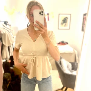 Fin topp - Fin topp med snörning. Mer beige än vit.