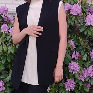 Kavaj utan ärm - En snygg och festlig kavaj som passar till alla tillfällen, endast använd i gång varav prislappen är kvar. Inköpt från H&M för 400kr Storlek M (lite overzise)