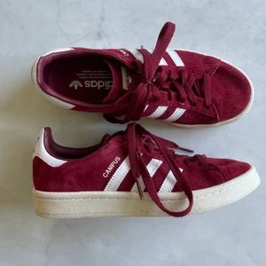 Adidas skor - Säljare dessa snygga sneakers i vinröd färg. Endast använda 2 ggr av mig då de tyvärr var för stora:(( så i mycket bra skick!!!  (andra bilden är lånad)
