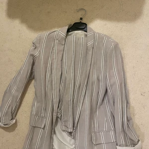 Kostym kläder - Första är kostymbyxor med kostymjacka och den andra är bara en kostymjacka den vita för 80kr den svarta för 50