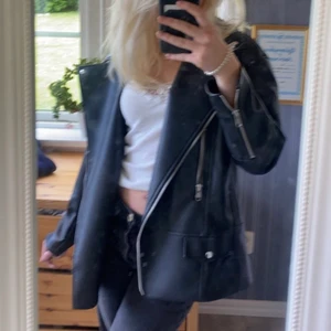 Oversized skinnjacka - Skitsnygg oversized skinnjacka. Är i nyskick. Stl S. Köpare står för frakt💗