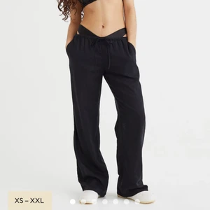 Populära linnebyxor  - Säljer de populära linnebyxorna från HM i både S och M, säljs då jag redan har ett par, jätte snygga och bekväma, båda oanvända med lapparna kvar, går ner till foten på mig som är 168 cm, buda gärna🥰 eller köp direkt för 300, S SÅLDA