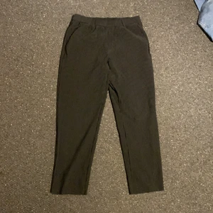 Svarta Joggers - Svarta joggers(oversized) från zara, randigt mönster. Otroligt sköna, köpta för 3 månader sedan men sparsamt använda. Nypris:450kr. Om du har mer frågor kan du fråga i chatten😁