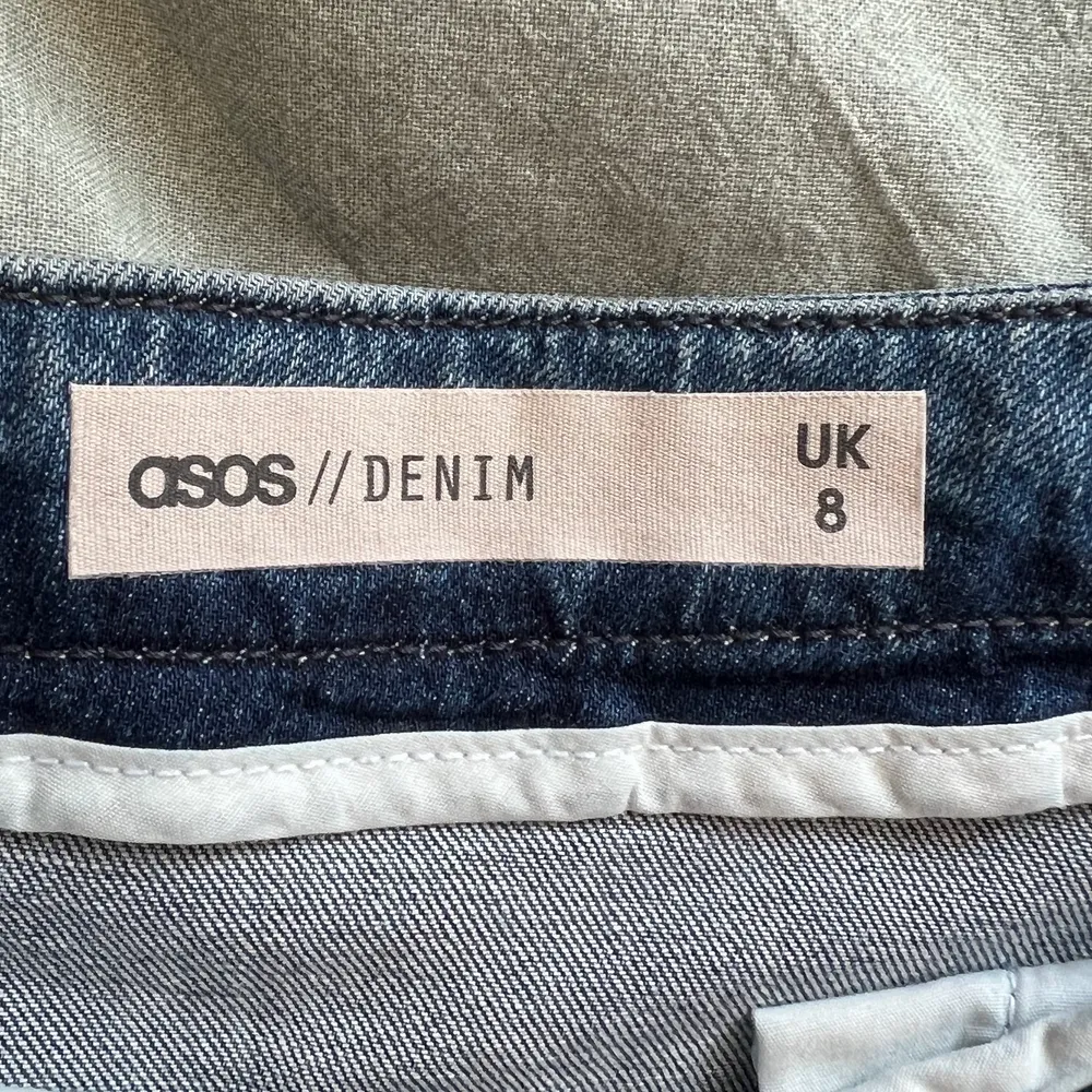 A-linjeformad Jeanskjol från asos Storlek UK8 vilket motsvarar EU36 Knappt använd Dragkedja i sidan samt djupa fickor . Kjolar.