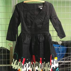 En splitterny klänning från Collectif i storlek XS. Ligger fortfarande i påsen med lappen kvar😊