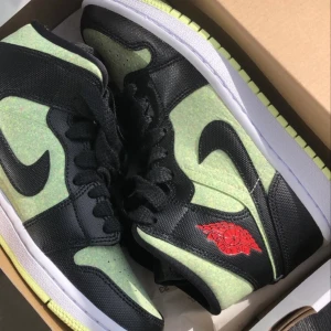 Nike air Jordan 1 mid  - Säljer nu mina fina Nike air Jordan 1 mid pga försmå. Unika jordans som är sparsamt använda, nypris 3200kr. Skorna är strl 37,5 men är något små så passar nog en 37a. Dm för fler bilder! Köparen står för frakten 