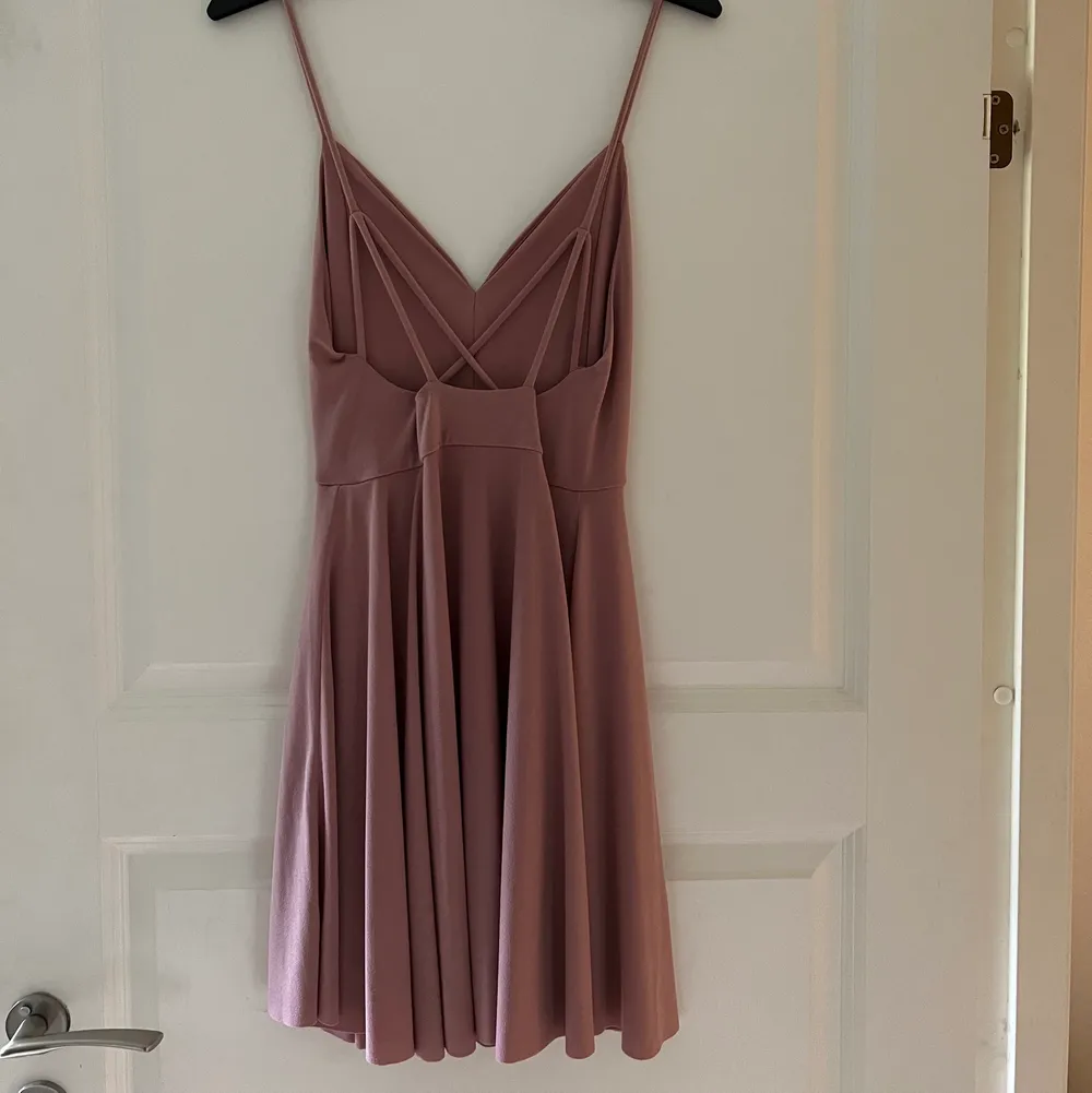 Säljer denna fina klänning från bikbok, gammel rosa färg, storlek XS, bra skick säljer för 100kr + frakt. Klänningar.