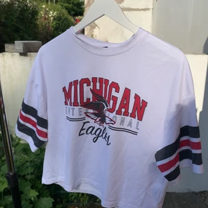 Street cropped tröja  - Denna street tröjan passar perfekt som både vanlig tröja men även träningströja då den är väldigt luftig. Tröjan är hyfsat croppad men är ändå lite over sized k modellen. Tröjan är från Ginatricot.