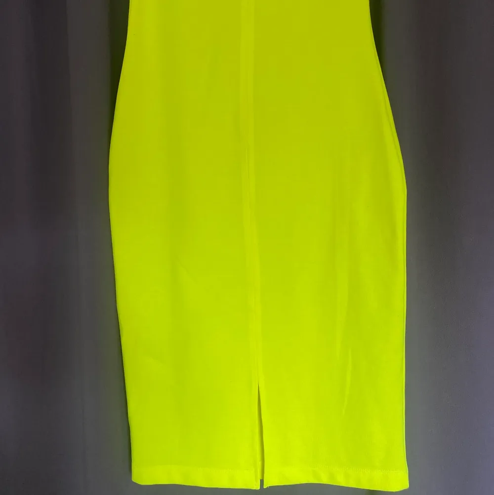 Snygg neon grön klänning från zara💕 aldrig använt och säljer den då den inte passar💖 köparen står för frakten! Original pris 400kr. Klänningar.