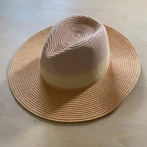 I’m selling this summery straw hat from &other stories that I’ve worn twice. Circumference: 56 cm. 