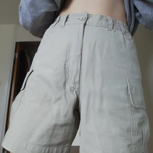 högmidjade cargoshorts - beiga högmidjade cargoahorts med resår på sidorna och 7! riktiga! fickor!  det är bara att skriva för fler bilder, mått eller svar på frågor💕