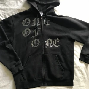 One of one - Säljer min One of One zip i storlek L då jag inte använder den så mycket. Skick 9/10