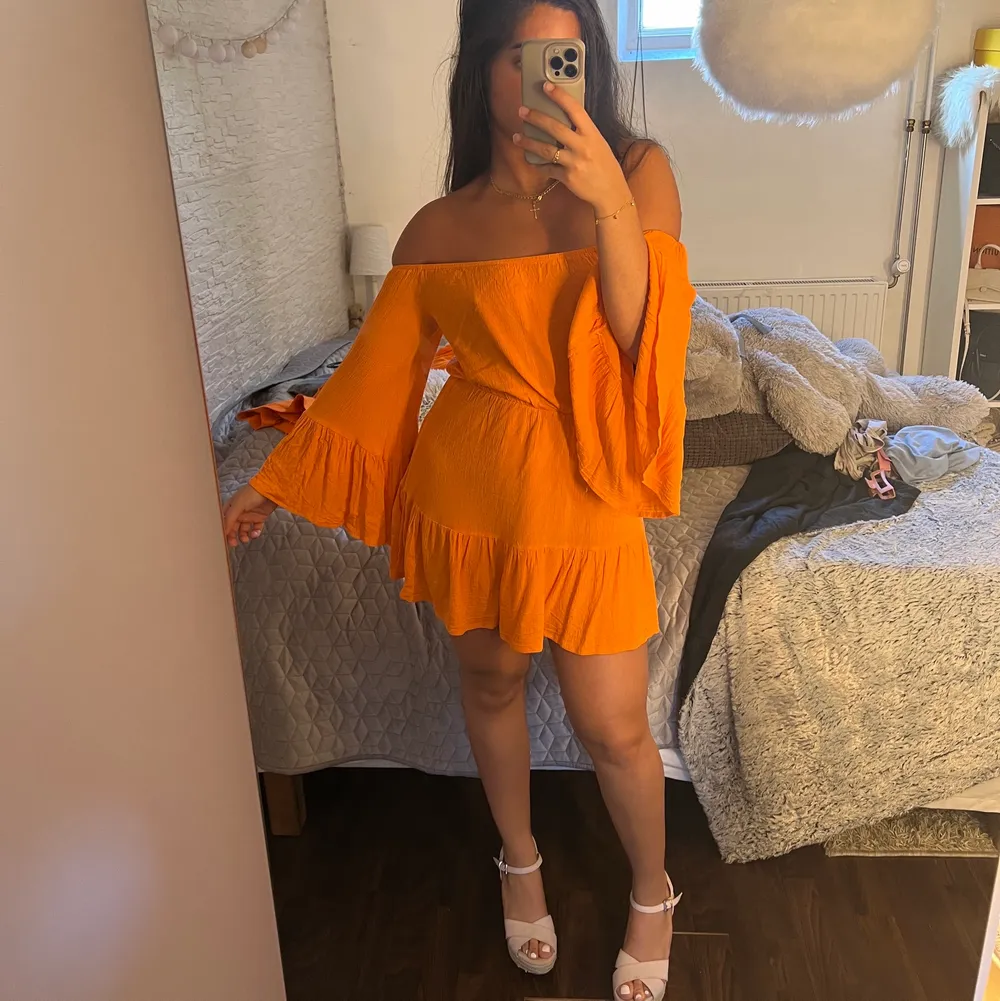 Intressekoll på min Orangea voulang klänning, ÄLSKAR!! 😍 aldrig fått till användning därav säljes. 100 plus frakt, strl 38 men skulle säga mer åt one size hållet🧡. Klänningar.