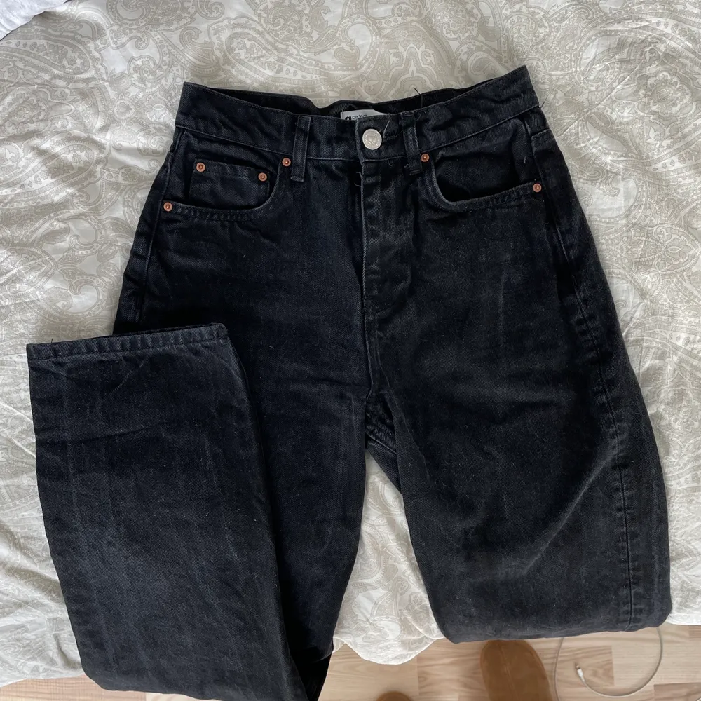 Svarta snygga 90’s jeans från Ginatricot. Knappt använda men tvättade vid ett tillfälle. Raka jeans som sitter sjukt bra! Köparen står för frakten 🥰. Jeans & Byxor.