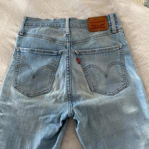 Supersnygga jeans från Levi’s. Storlek 26 i midjan. Väl använda men bra skick! Har en pytteliten fläck där bak men går knappt att se den. Nypris är runt 1 000kr.