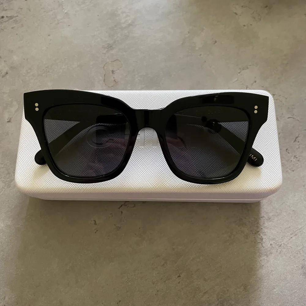 Säljer dessa solglasögon från chimi eyewear. Dom är näst intill oanvända och inköpt förra sommaren. Köpte för 1100kr men säljer för 800 men kan absolut gå ner i pris vid snabb affär. Frakt kostar 66kr och är spårbar. Accessoarer.