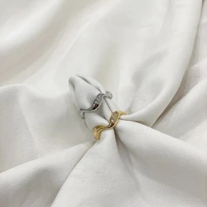 Ring - Ringar i både guld och silver! Silver ringen är sterlin silver medans den guldiga är guldpläterad. Ringen är justerbar och därför funkar den för alla fingrar.🤩