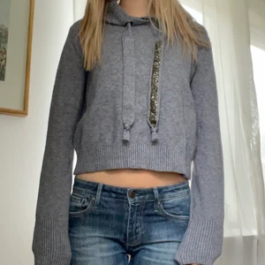 Stickad hoodie - Så fin och så skön stickad hoodie från zara. Banden är gråa på ena sidan och glittriga på den andra. Om man skulle vilja ta bort banden kan man göra det🤍🤍
