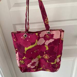 Superfin rosa, lila och grön blommig väska. Mått: 33 x 28 cm. Så fin till sommaren!☺️ (frakt: blå påse M 62kr)