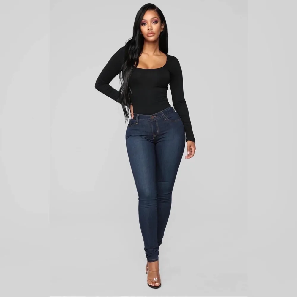 FashionNova ”Classic Mid Rise Skinny Jeans - Dark Denim” in size 1/XS. Used once. Jeans & Byxor.