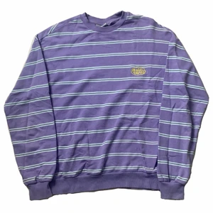 Junkyard “Multiverse” tröja - Säljer denna lila randiga tröja från Junkyard (strl xs) då den tyvärr inte kommer till användning!🪐 (skriv för fler bilder)  Den är i fint skick! :) Nypris är runt 400kr!!  Frakten är inräknat i priset!