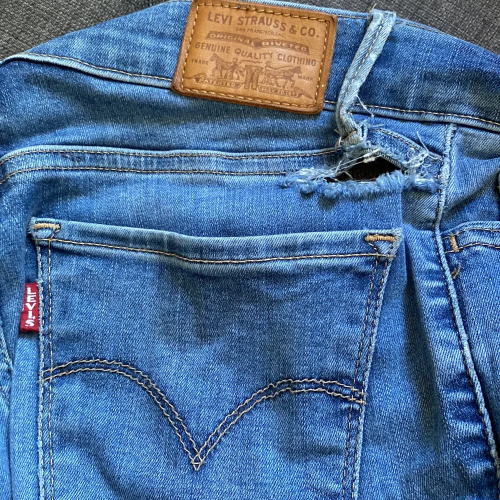 Levis jeans i modellen super skinny 710, storlek 26. Jeansen är slitna (se bild) därav priset Möts i Stockholm . Jeans & Byxor.