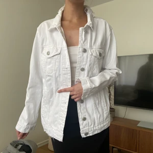 Vit jeansjacka - I perfekt skick förutom lite grå fläckar på ena fickan fram. Inget som är märkbart dock om man inte tänker på det. Slitningar i krage och längst ner (var där när köpt)