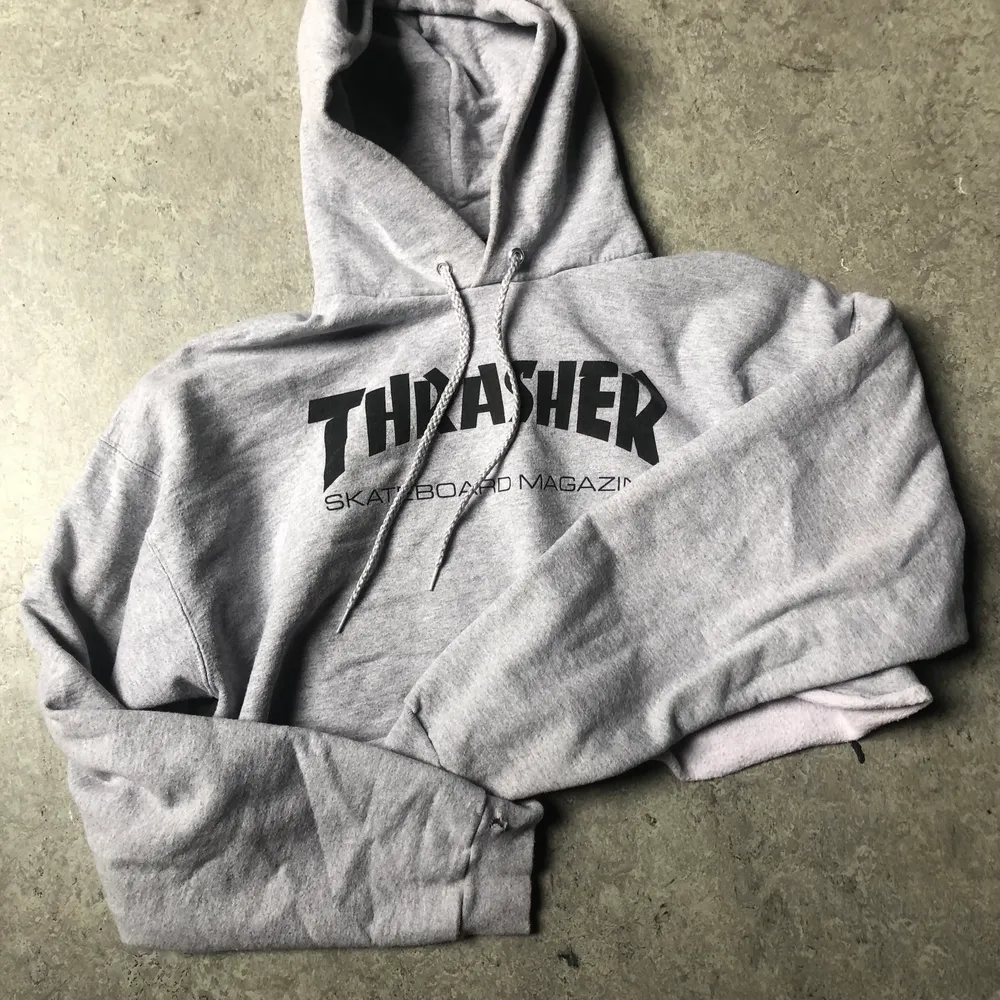 Croppad Thrasher Hoodie! Äkta såklart! Storlek (M). Hoodies.