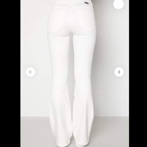 Utsvängda vita jeans nästan helt oanvända. De passar medellånga (lite långa för mig som är 160cm). Storleken är L/32 men skulle även passa M. Köpta för 499kr och säljs för 200kr