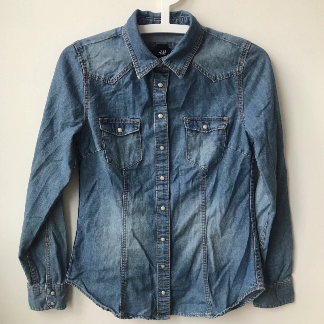 Jeansskjorta med bröstfickor, storlek 34