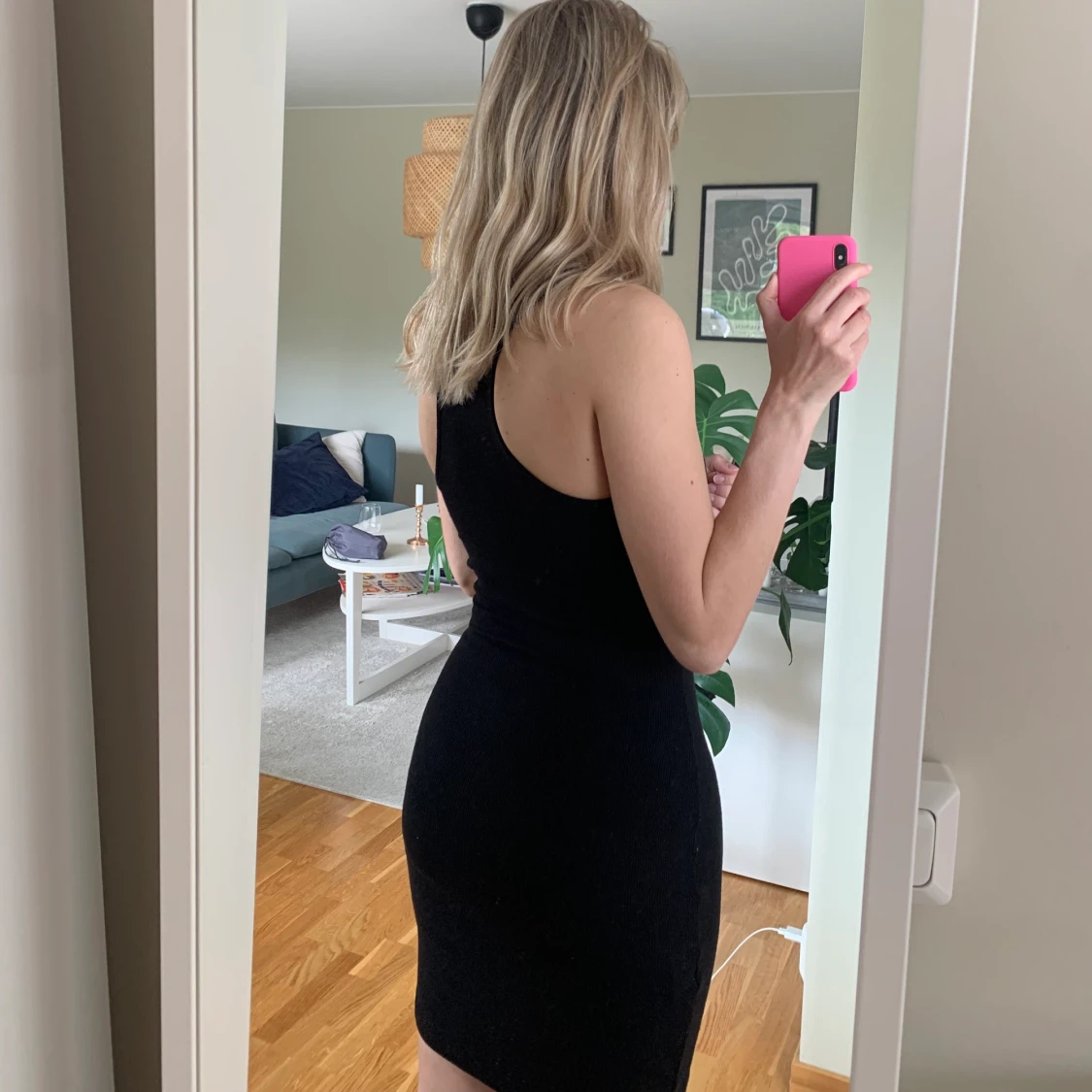 Figurnära ribbad klänning - 90