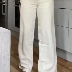 Linnebyxor - Linnebyxor från pull & bear. Använda 2 gånger. Storlek M men sitter mer som en S. Är 172 cm.