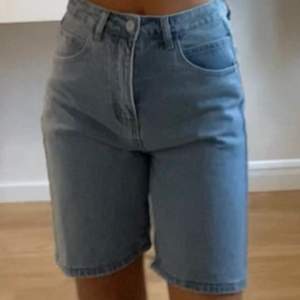 Snygga jeans shorts som endast är provade. På första bilden var jag runt 166 cm. Den andra bilden är från hemsidan 💓💓 