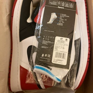 Air Jordan 1  - Helt ny med kartong och medföljer även ett par Nike strumpor. Jag kan mötas upp i Göteborg vid intresse 