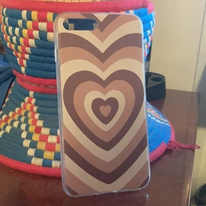 Mobilskal iphone 8 plus - Hej, jag säljer nu detta fina mobilskalet som jag då köpt från shein för 40kr men säljer nu för 10kr + frakt💗. Paketet är tyvärr inte spårbart.