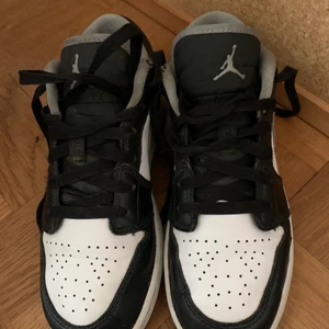 Jordan’s  - Storlek 36,5, lite slitna på sidorna och sulorna men ändå fina och kan användas. Köparen står för frakten. Köp direkt för 600-700kr. 