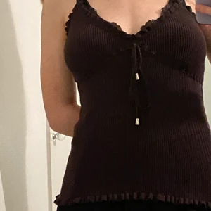 Brun tröja - Lapparna är inte kvar men utöver det så är tröjan i bra skick vet inte vad det är för storlek på den men skulle tro att den passar xs/s/m för den är väldigt strechig 