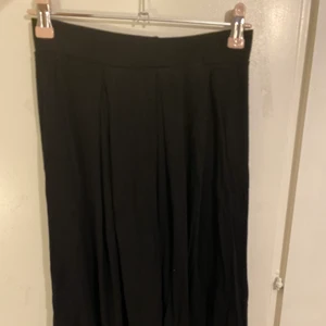 Lång svart kjol - Lång svart kjol. Lapparna är inte kvar men den har ett resårband runt midjan så den passar iaf på storlekarna xs-m.  Nytt skick 