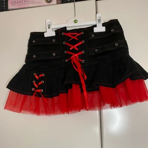 Poizen industries mini skirt - Super söt och i gott skick. Inte min stil och säljer därför!