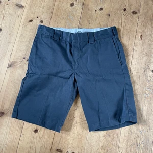 Dickies shorts w.33 - Ett par gråa dickies shorts som jag köpte för nått år sedan. Typ aldrig använda 