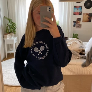 Sweatshirt  - Mörkblå fin sweatshirt som ej kommit till användning 💘