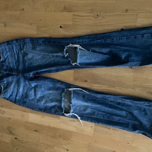 Zara jeans - Säljer dessa relativt nya jeans från zara pga att de är lite för långa för mig som är 170cm. Köptes på rea på zara för 200kr. Vid frågor eller fler bilder hör av dig 💗 ‼️Diskuterar gärna priset‼️