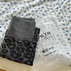 Tights - Ett par leopard tights från NVGTN i storlek xs. Aldrig använda endast testade. Skönt material och inte genomskinliga!