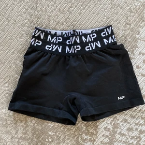 MP Curve Booty Short – Svart - Använda en gång då jag endast provade de och insåg att de var i fem storlek. Orginalvärde 409 kr. 
