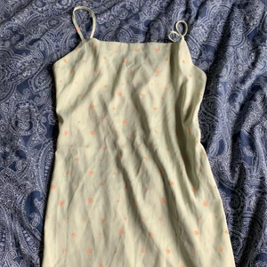 Klänning i storlek M från bikbok  - En sommar klänning som är rätt kort med en mjuk grön färg och pastellt rosmönster. Den har silke på insidan MEN är lite sönder på ena armen om du kan sy är detta perfekt! Jag upptäckte det långt efter jag hade köpt den :/ annars är den i bra shick